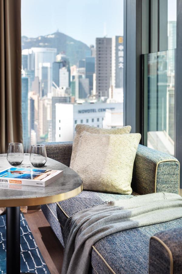 The Hari Hong Kong Hotel Exterior foto A view of the city from a suite at Hotel Crescent Court