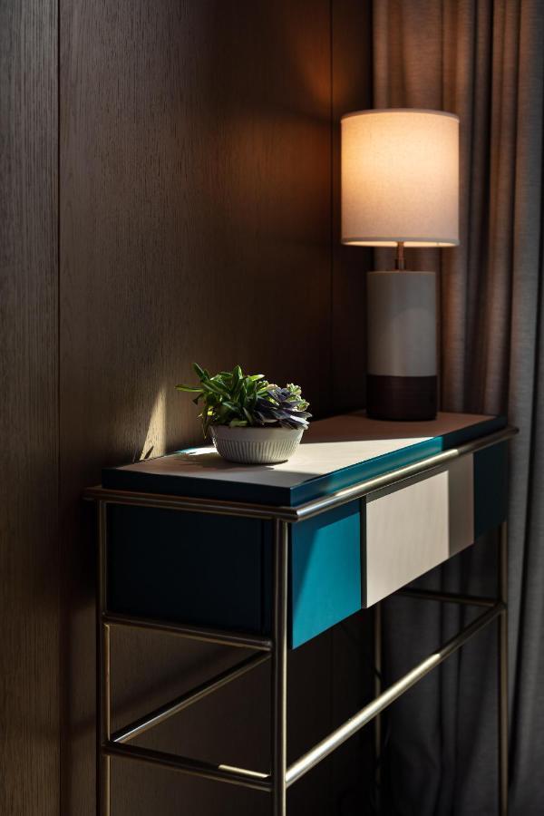 The Hari Hong Kong Hotel Exterior foto A bedside table